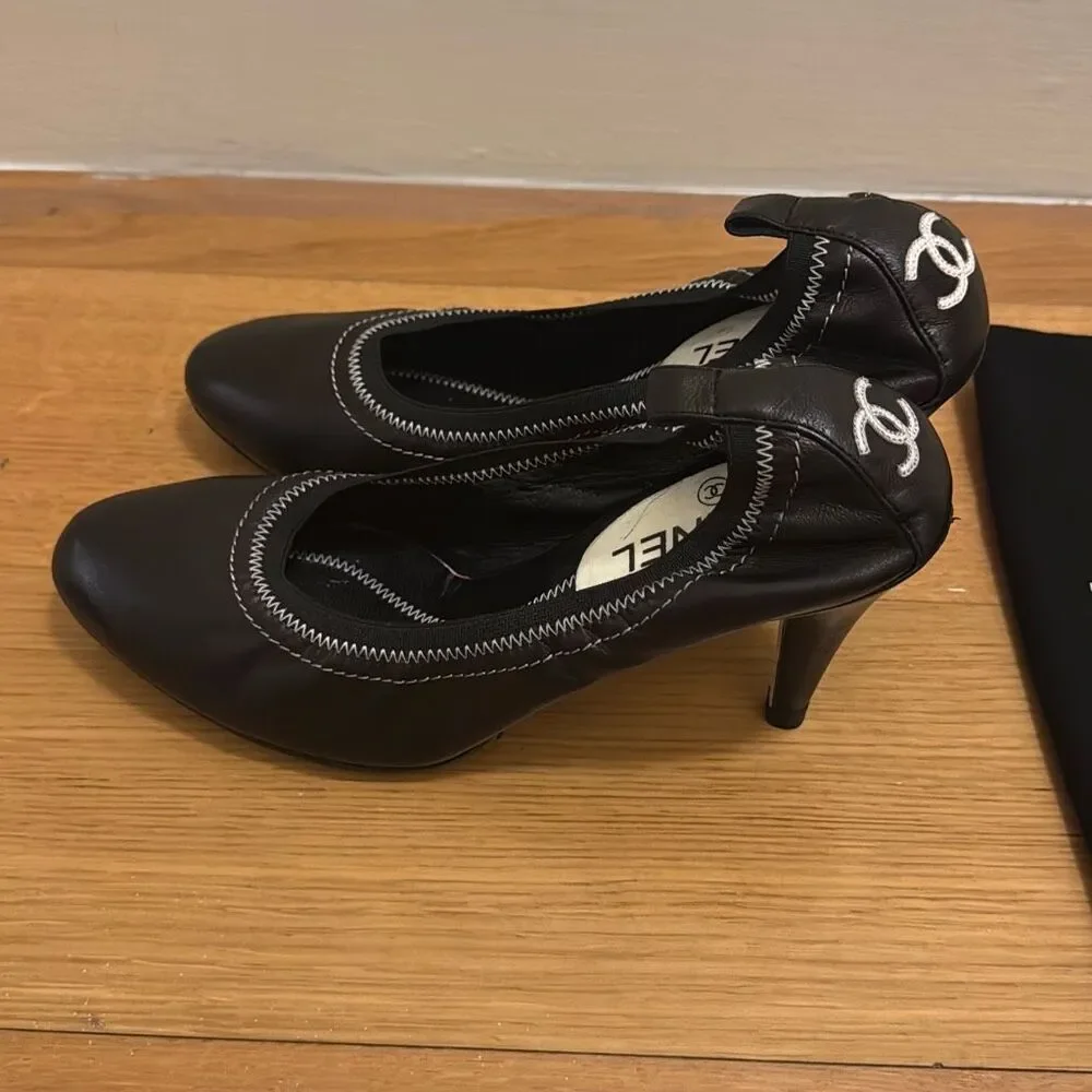 Chanel Vintage Black Leather White CC Logo Elastic Pumps size 39.5